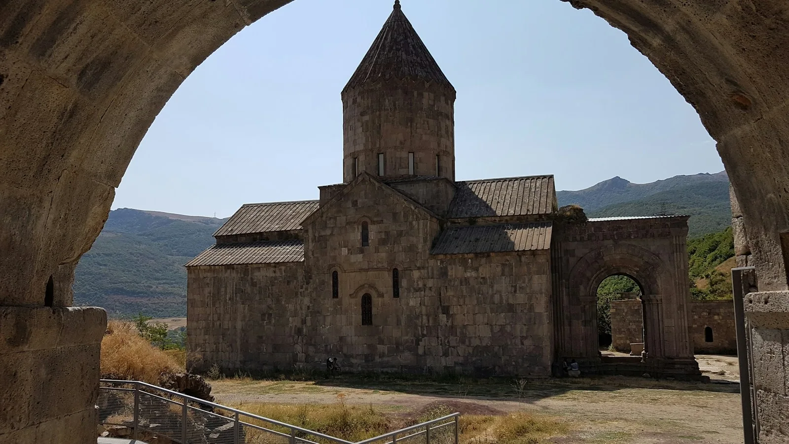 Façade en pierre du monastère de Geghard adossé à la falaise dans les gorges de l'Azat en Arménie